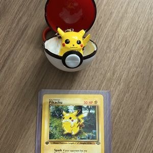 Pokémon Pikachu 1st edition WITH authentic pokeball Pikachu keychain figurine!
